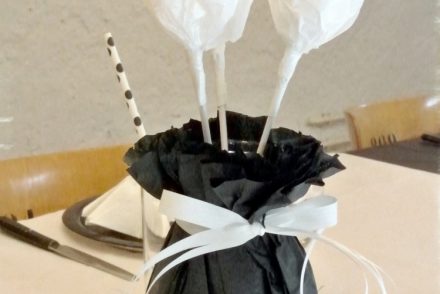 • diy • Black and white Partydeko • Seidenpapierrose in schwarzer Vase