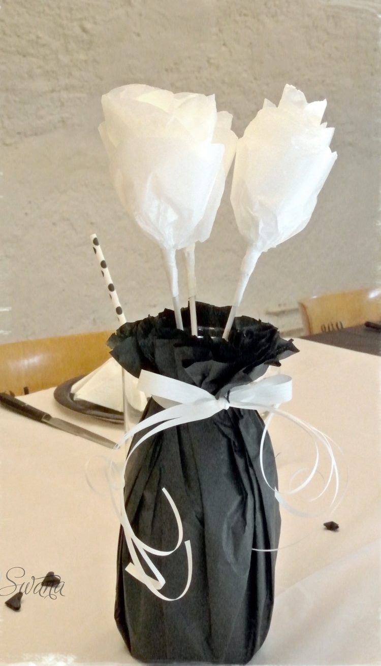 • diy • Black and white Partydeko • Seidenpapierrose in schwarzer Vase