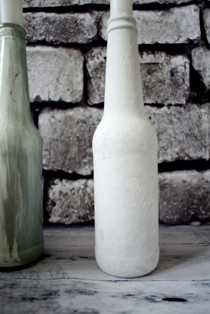 • DIY • Alte Glasflaschen als Kerzenständer • kann mit einem Schwamm aufgetragen werden