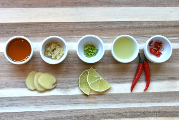 • lecker • Erkältungstee für Halsschmerzgeplagte und Wärmebedürftige - Honig, Ingwer, Zitronenschale, Zitronensaft, Chilli