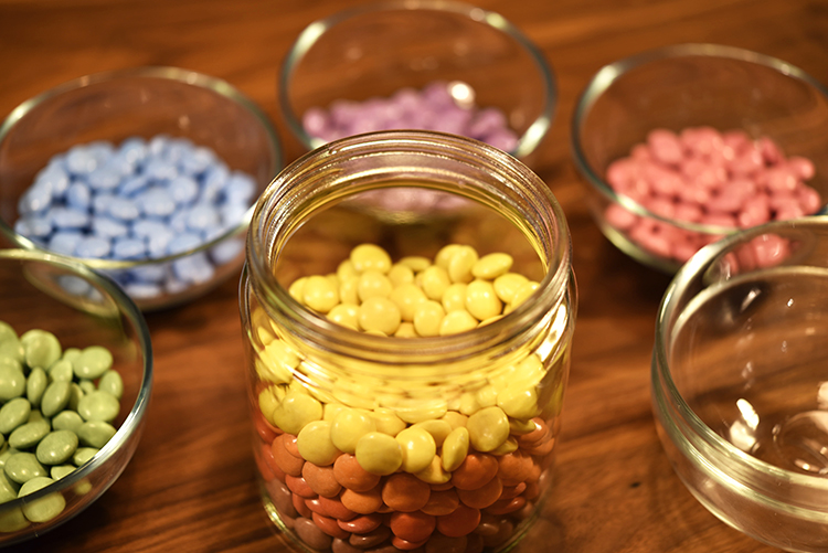 • diy • Regenbogen im Glas - Smarties zum verschenken • in Schichten abfüllen