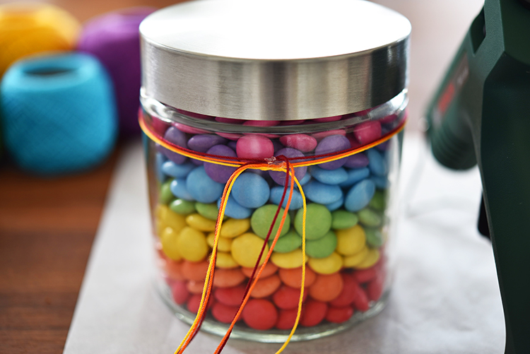 • diy • Regenbogen im Glas - Smarties zum verschenken • buntes Garn