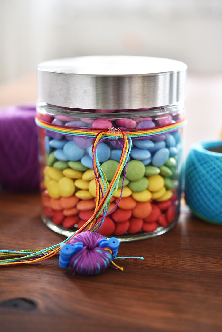 • diy • Regenbogen im Glas - Smarties zum verschenken • Heisskleber