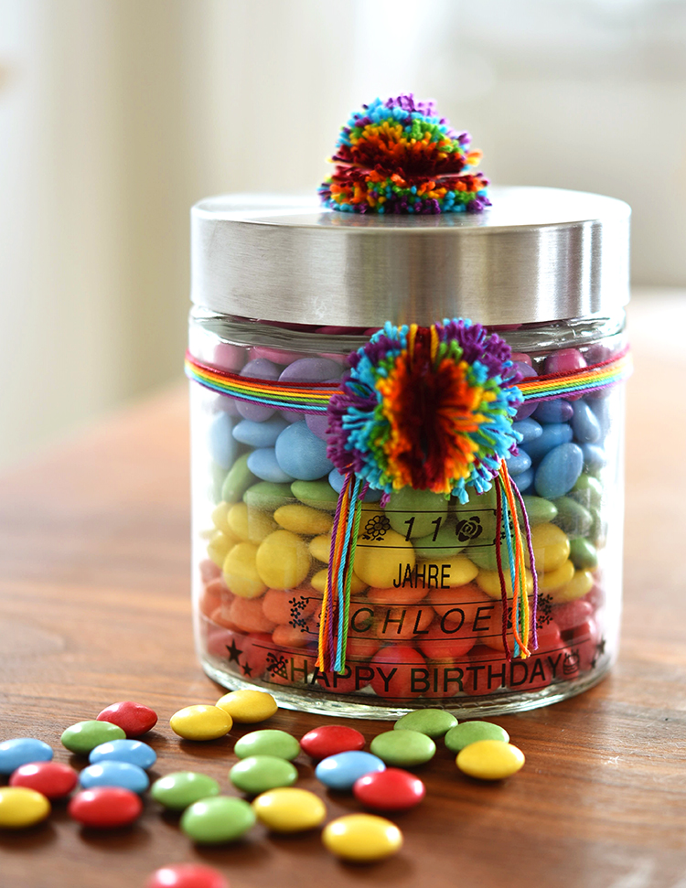 • diy • Regenbogen im Glas - Smarties zum verschenken • ankleben