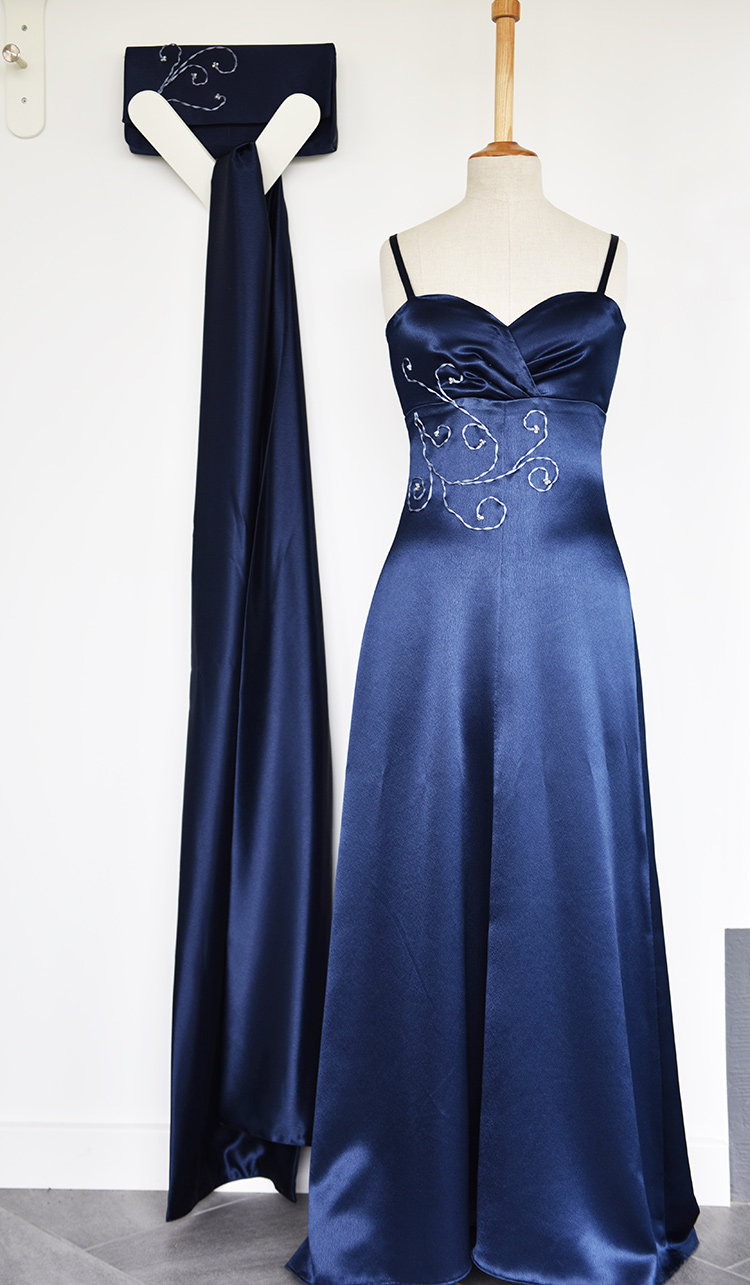 • tell a story • blau wie die Nacht oder das Satinkleid • das fertige Kleid mit Tuch und Clutch